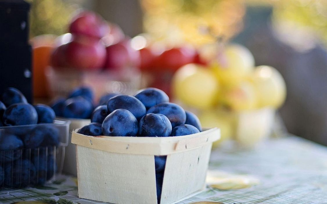 Caja de frutas mixtas recién armada con sandía, uvas y frutas de temporada